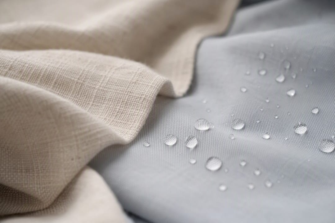 Detailopname van verschillende soorten beddengoed – van natuurlijke materialen tot synthetische stoffen.