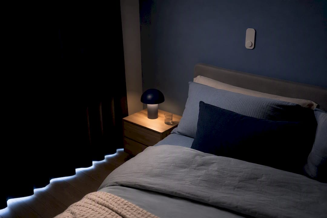 Donkere kinderkamer met rustig beddengoed