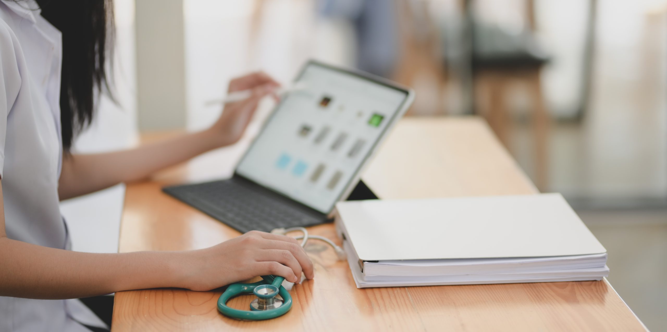 Slapende handen dokter afspraak voor wakker worden met slapende handen