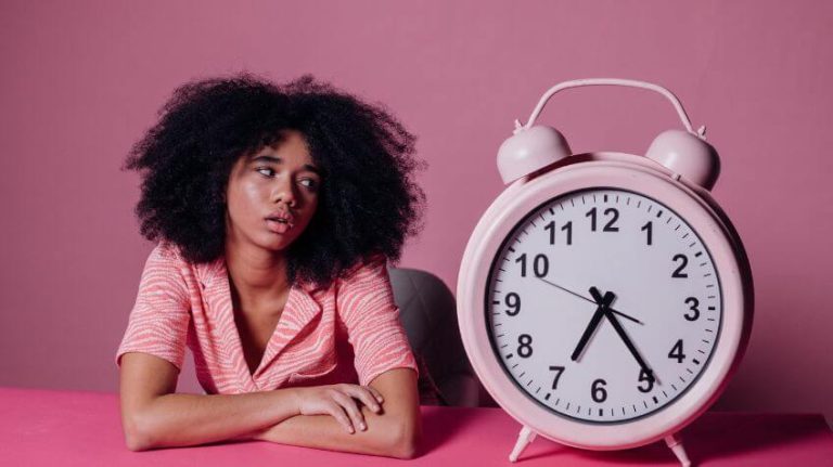 Wil je vroeg naar bed, maar lukt het niet? Lees hier 5 tips